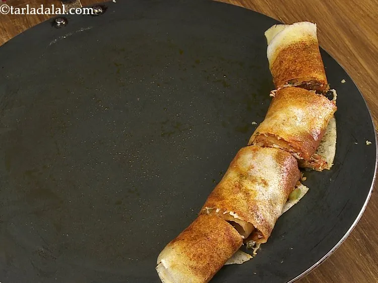 Step 28 – Repeat steps 1 to 17 to make 3 more <strong>Mumbai roadside jini dosas</strong>.