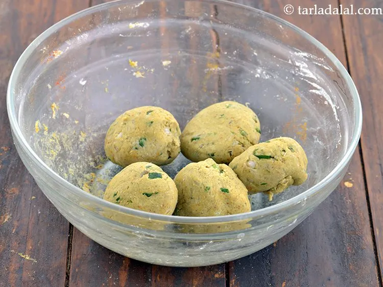 Step 15 – Divide the dough of <strong>bajra spring onion paratha</strong> into 5 equal portions.&nbsp;