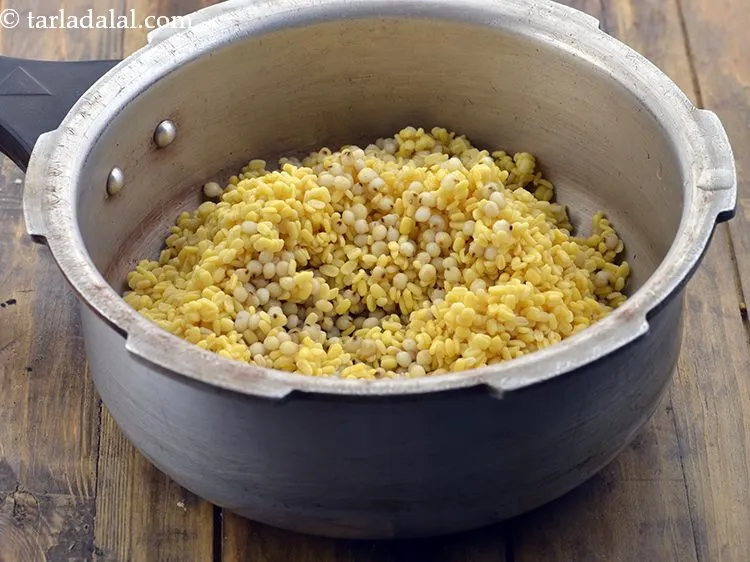 Step 7 – Combine the jowar and moong dal in a pressure cooker.&nbsp;