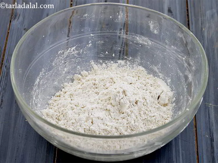 स्टेप 1 – <strong>ज्वार पुदीने की रोटी</strong> बनाने के लिए, एक गहरे कटोरे …