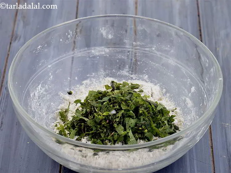 स्टेप 2 – इसमें पुदीने की पत्तियां डालें। हमेशा ताजे और गहरे हरे …