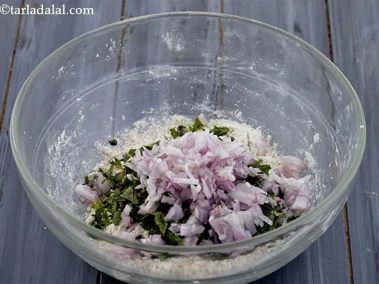 स्टेप 3 – इसमें प्याज डालें। वे इस रोटी को जरूरी क्रंच देता …