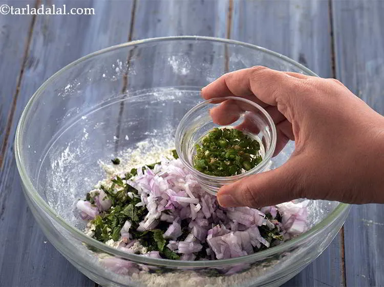 स्टेप 4 – हरी मिर्च डालें। ये ब्लैंड ज्वार के आटे के स्वाद …