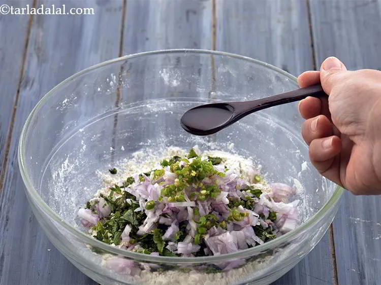 स्टेप 5 – तेल (अधिमानतः मूंगफली का तेल) डालें। यह रोटियों को कोमलता …