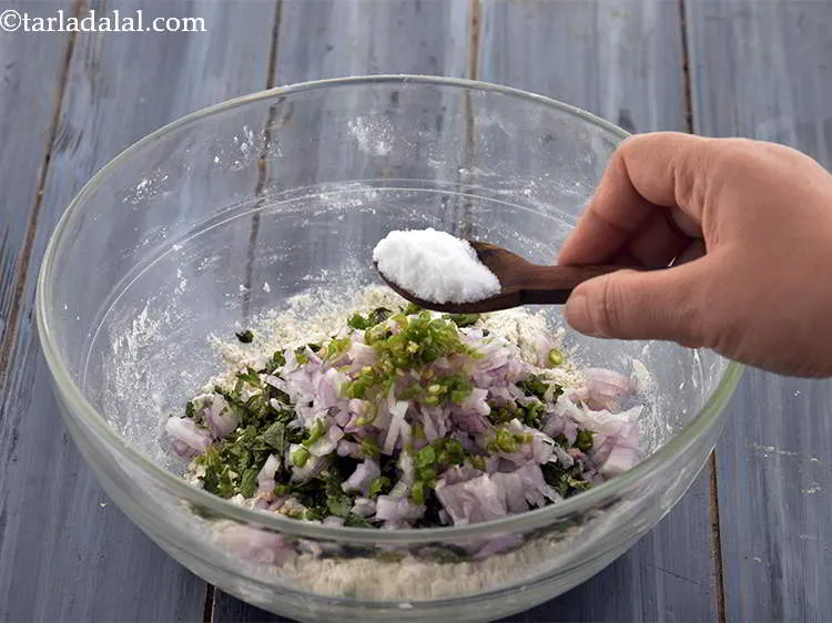 स्टेप 6 – अपने स्वादानुसार नमक डालें।