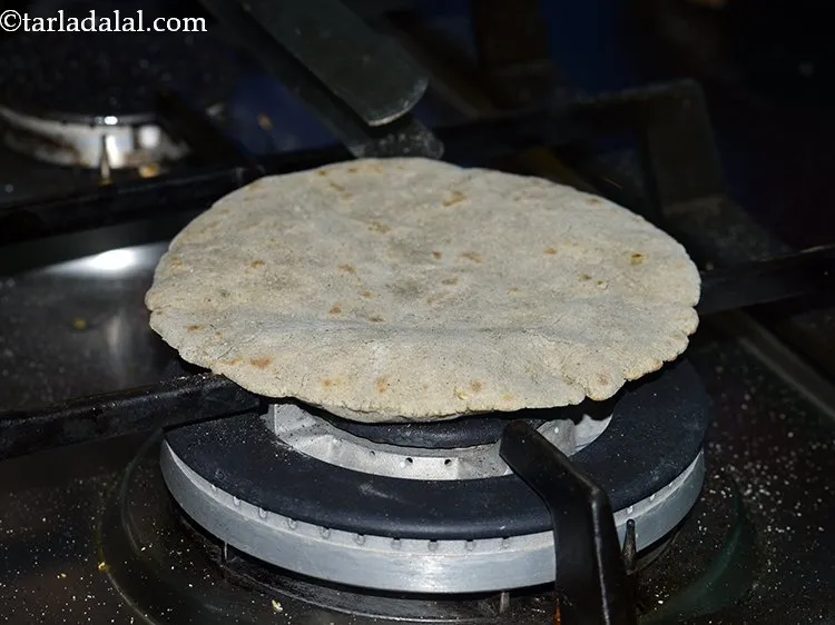 स्टेप 12 – <strong>ज्वार बाजरा गार्लिक रोटी</strong> को | <strong>हेल्दी बाजरा ज्वार लहसुन …