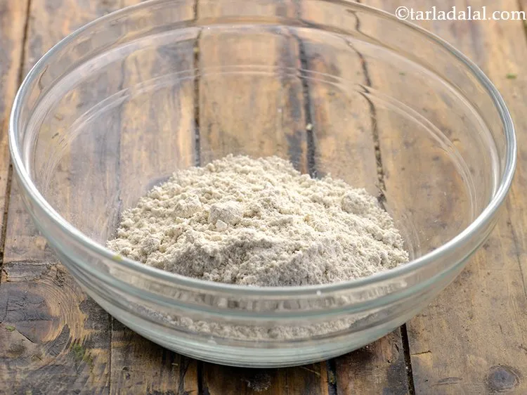 स्टेप 1 – <strong>ज्वार बाजरा गार्लिक रोटी</strong> बनाने के लिए | <strong>हेल्दी बाजरा …