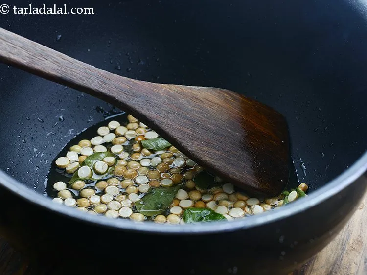 स्टेप 9 – मध्यम आंच पर 1 मिनट तक पकाएं।