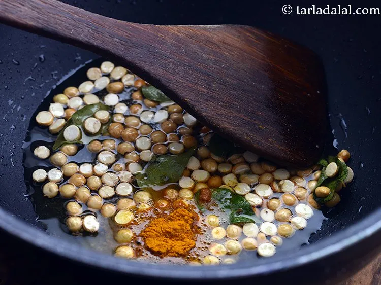 स्टेप 10 – <strong>गुजराती स्टाइल ज्वार धानी चिवडा</strong> को चमकीले पीले रंग के …