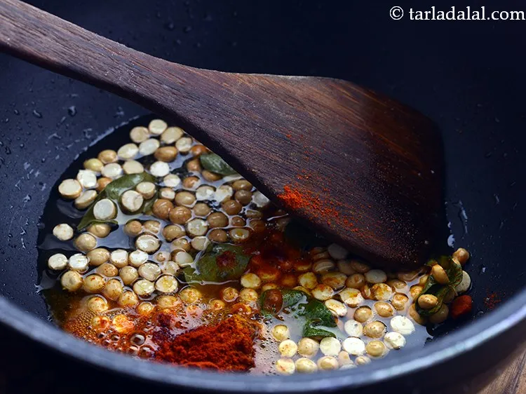 स्टेप 11 – मिर्च पाउडर डालें।