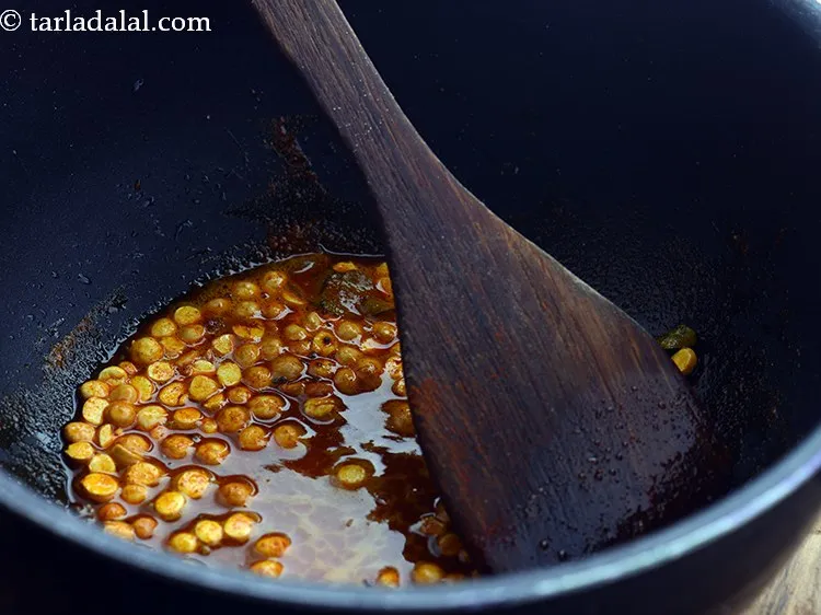 स्टेप 13 – अच्छी तरह से मिलाएं और १० सेकंड के लिए पकाएं।