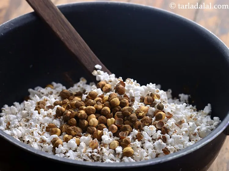 स्टेप 15 – भुना हुआ चना डालें।