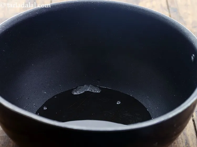 स्टेप 3 – <strong>ज्वार धानी चिवडा</strong> तैयार करने के लिए, एक गहरे नॉन-स्टिक …