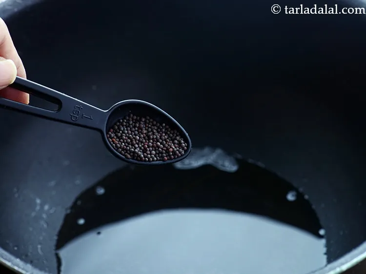 स्टेप 4 – सरसों डालें।