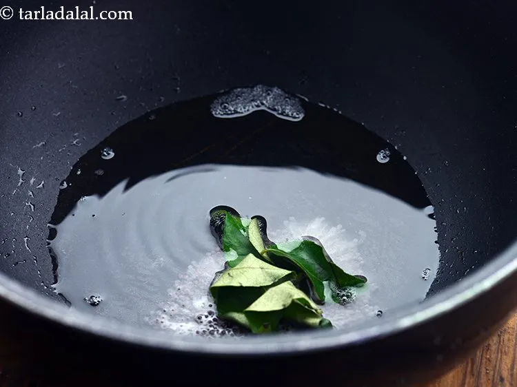 स्टेप 5 – कडी पत्ता डालें। यह चिवड़ा में एक अच्छा स्वाद जोड़ …