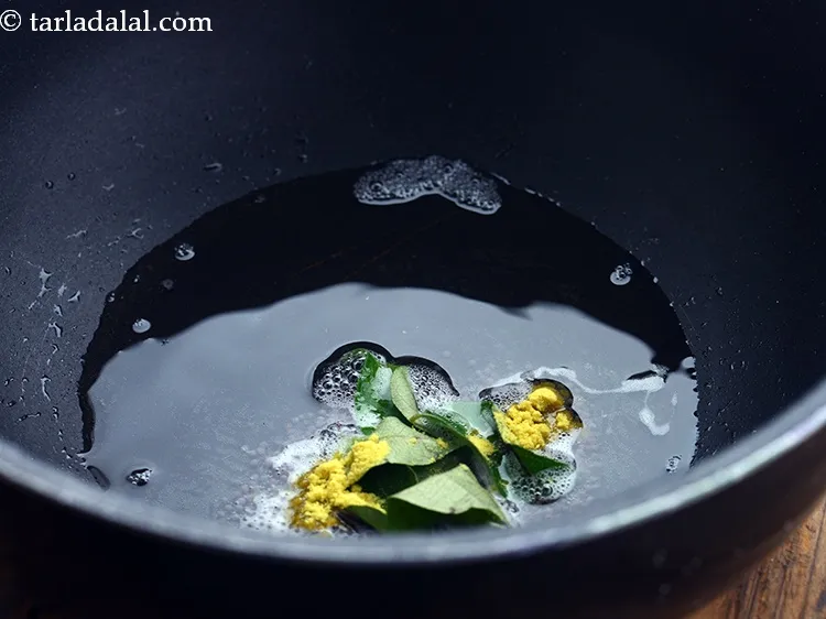 स्टेप 6 – हींग डालें।