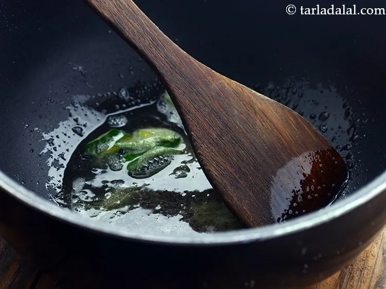 स्टेप 7 – मध्यम आंच पर ३० सेकंड के लिए भून लें।