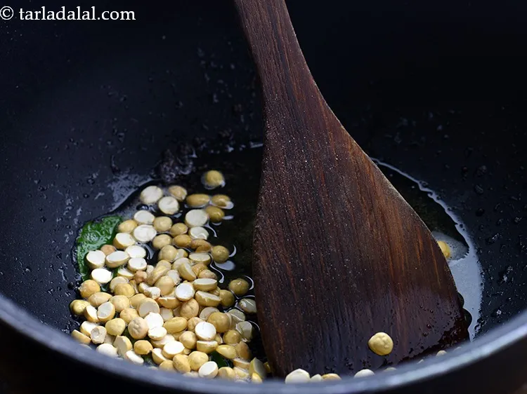 स्टेप 8 – भुनी हुई चना दाल (दारिया) डालें। इसके अलावा, आप मूंगफली, …