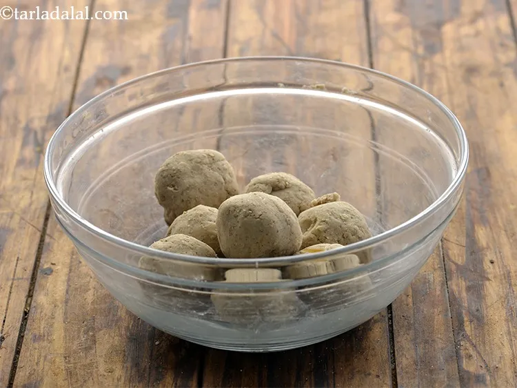 Step 12 – Immediately divide the dough of <strong>Jowar Khakhra with Til </strong>into 8 equal portions.&nbsp;