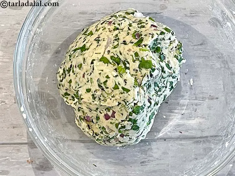 स्टेप 12 – यह आटा कुछ इस तरह दिखता है। आटा नरम होना …