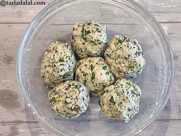 स्टेप 13 – आटे को ६ बराबर भागों में विभाजित करें।