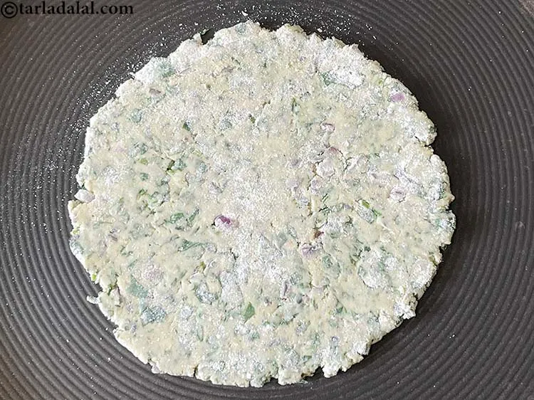 स्टेप 15 – एक नॉन-स्टिक तवा गरम करें और प्रत्येक रोटी को बिना …