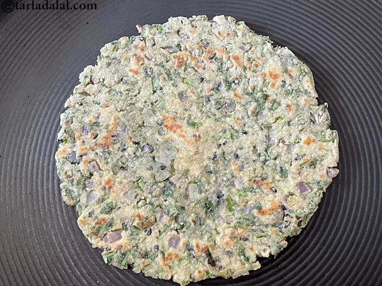 स्टेप 16 – प्रत्येक रोटी को १/४ टी-स्पून तेल का उपयोग करके, दोनों …