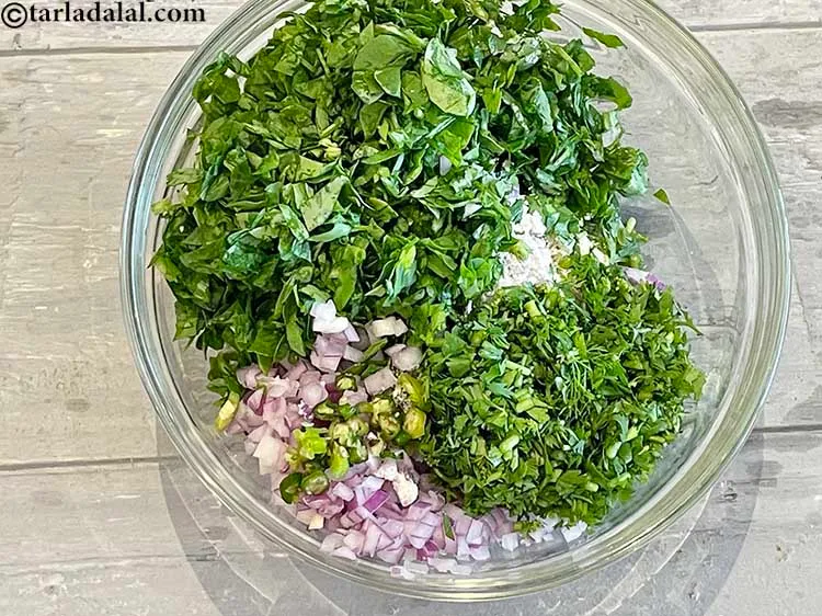 स्टेप 6 – १ टी-स्पून बारीक कटी हुई हरी मिर्च डालें।