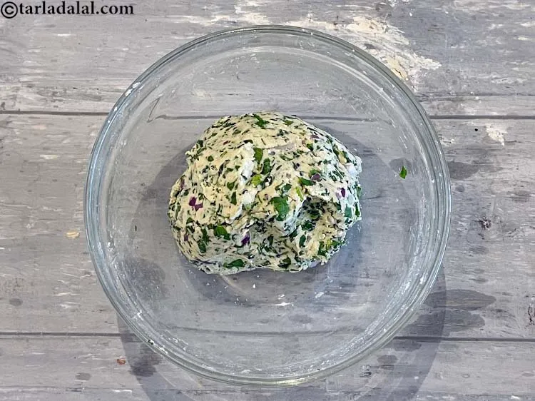 स्टेप 10 – एक नरम आटा गूँथ लें।