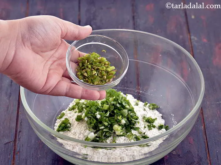 स्टेप 3 – हरी मिर्च डालें। यह स्वादहीन ज्वार के आटे के स्वाद …