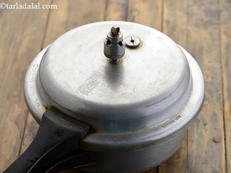 स्टेप 19 – प्रेशर कुकर का ढक्कन बंद करें और ३ सीटी के …