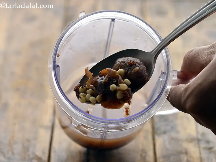 स्टेप 21 – एक मिक्सर जार में मिश्रण को डालें।