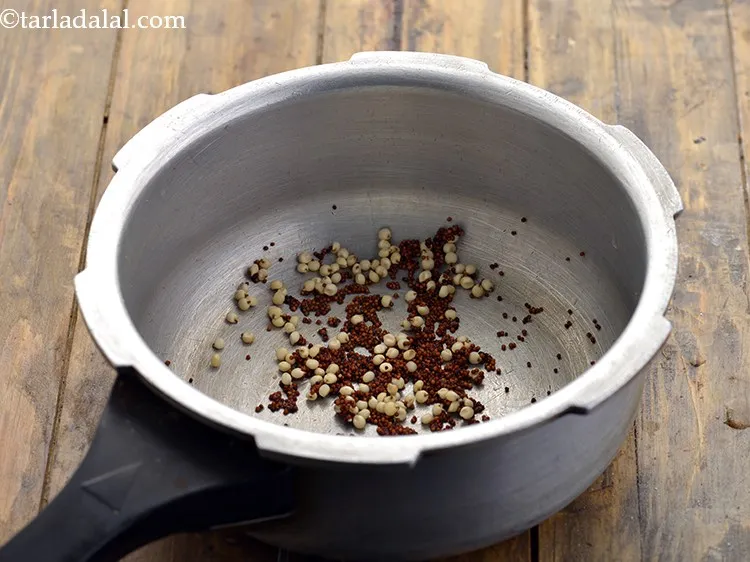 स्टेप 15 – ज्वार और रागी को एक साफ प्रेशर कुकर में डालें।