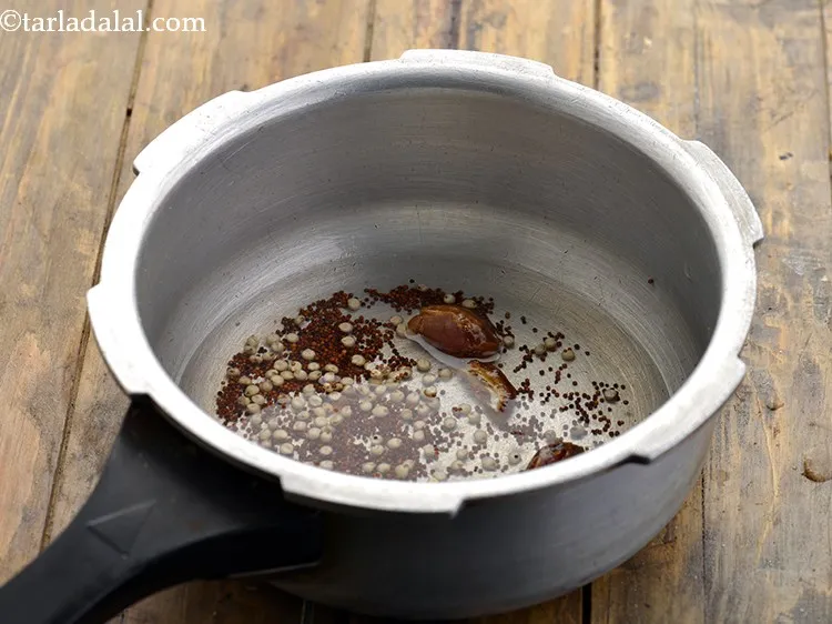 स्टेप 17 – <strong>बच्चों के लिए ज्वार, रागी और खजूर का पॉरिज </strong>को …