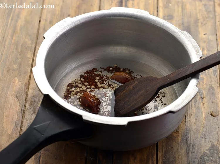 स्टेप 18 – एक चम्मच की मदद से सभी सामग्री को अच्छी तरह …