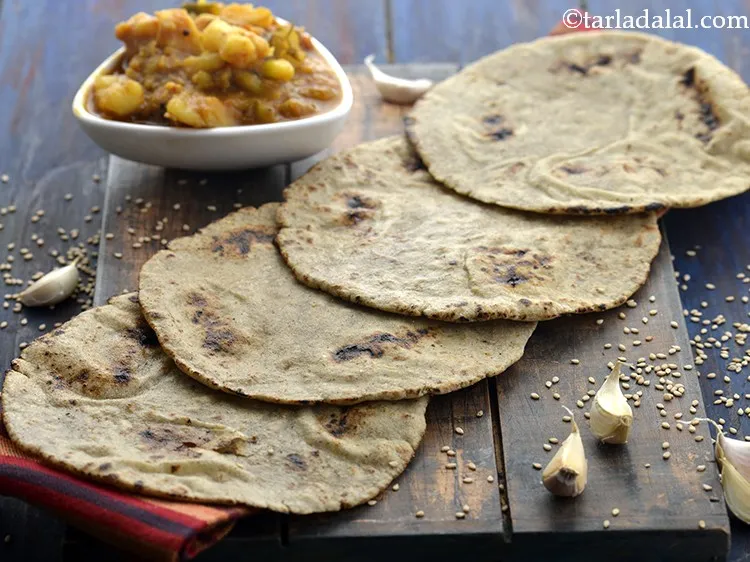 Step 15 – Serve<strong>&nbsp;Jowar bajra garlic roti</strong> immediately smeared with ghee. &nbsp;