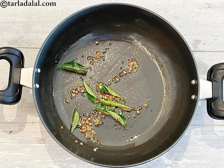 स्टेप 6 – मध्यम आंच पर कुछ सेकंड के लिए भून लें।