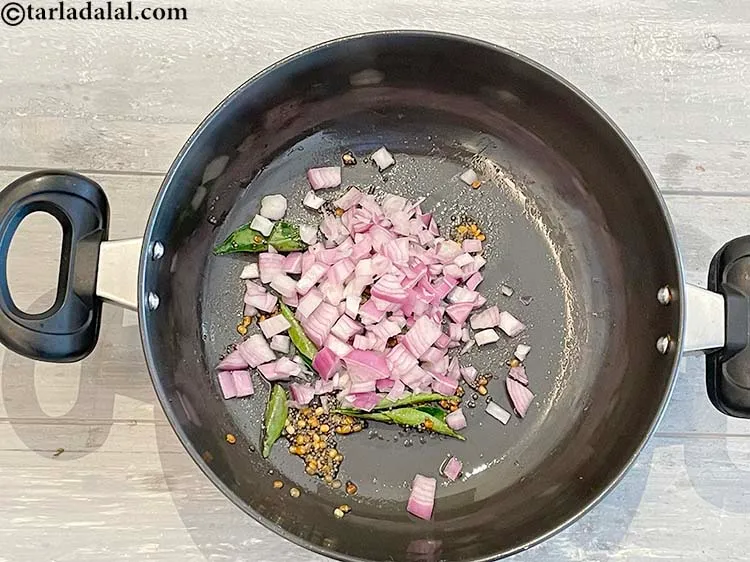 स्टेप 7 – प्याज़ डालें।