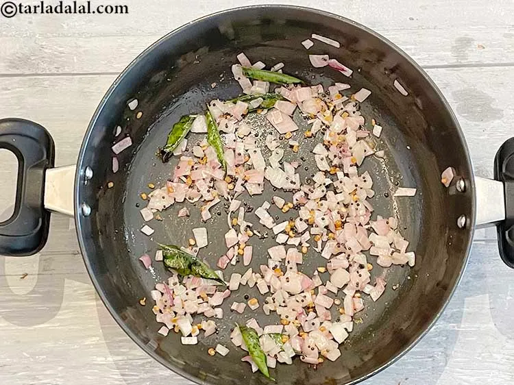 स्टेप 8 – फिर से मध्यम आंच पर १ मिनट के लिए भून …