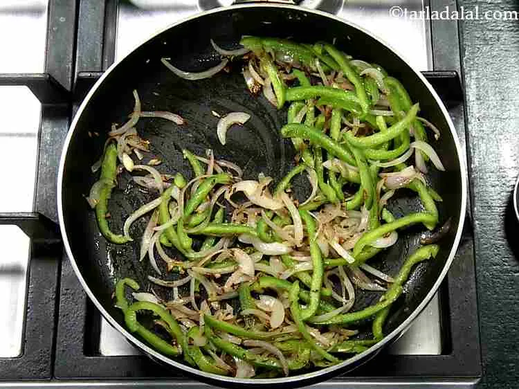 स्टेप 5 – अब कटी हुई शिमला मिर्च डालें और मध्यम आंच पर …