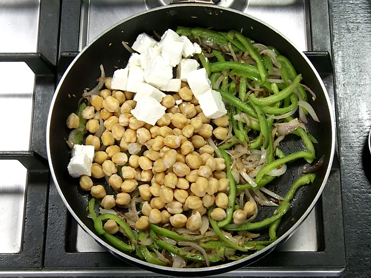 स्टेप 7 – पनीर के क्यूब्स डालें। वे क्रन्ची स्टर-फ्राइ को एक अलग, …