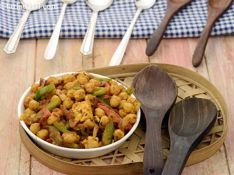 स्टेप 14 – संपूर्ण भोजन बनाने के लिए <a href=""https://www.tarladalal.com/tomato-soup-veg-tomato-soup-hindi-362r"" target=""_blank""><strong>टमाटर के सूप</strong></a> …