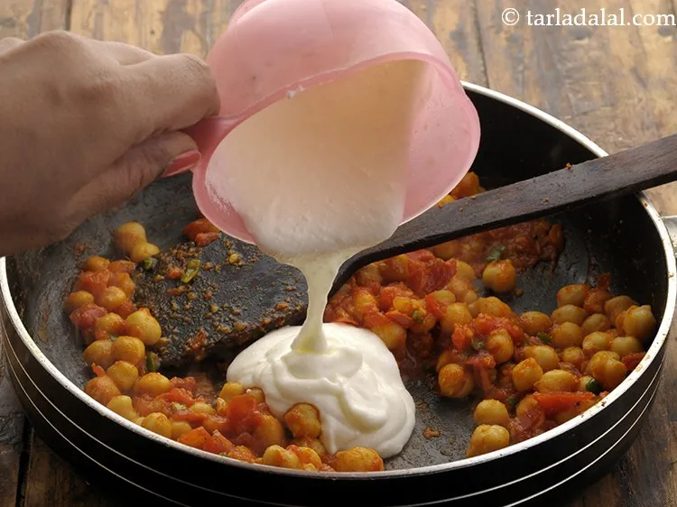 Step 25 – Switch off the flame, add the curds.&nbsp;