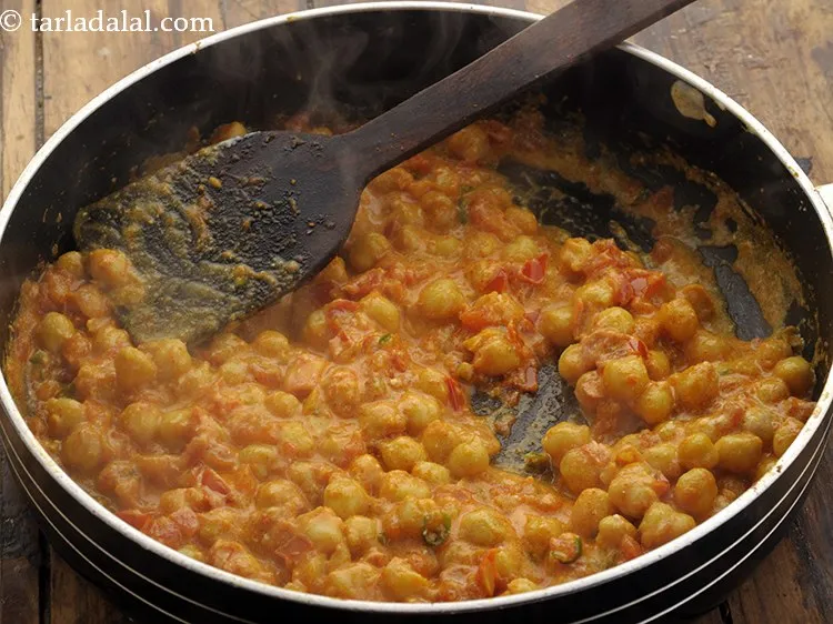 Step 26 – Mix gently and keep the <strong>kabuli chana biryani</strong> gravy aside aside.&nbsp;