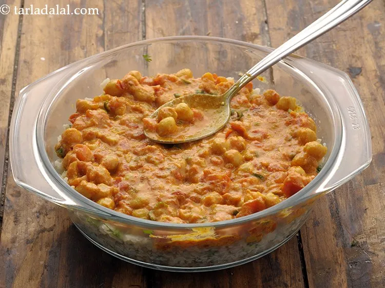 Step 33 – Put the kabuli chana gravy evenly over it and spread it evenly.&nbsp;