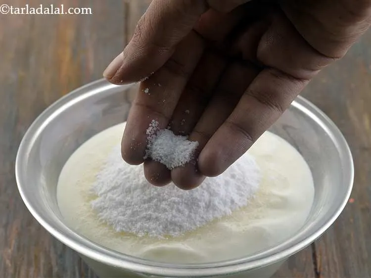 स्टेप 17 – एक चुटकी नमक (या सेंधा नमक) डालें।