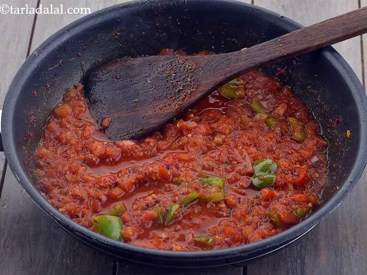 स्टेप 14 – मध्यम आँच पर ५ से ६ मिनट के लिए बीच-बीच …