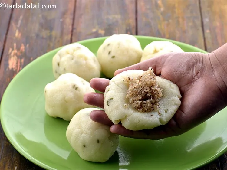 Step 18 – Put the stuffing in the center of the disc.