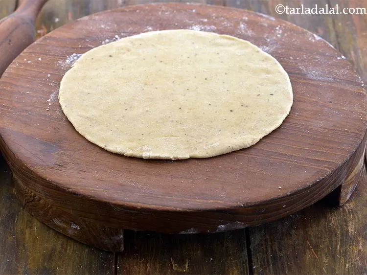 स्टेप 9 – अपनी हथेलियों के बीच में एक हिस्सा लें और उसे …