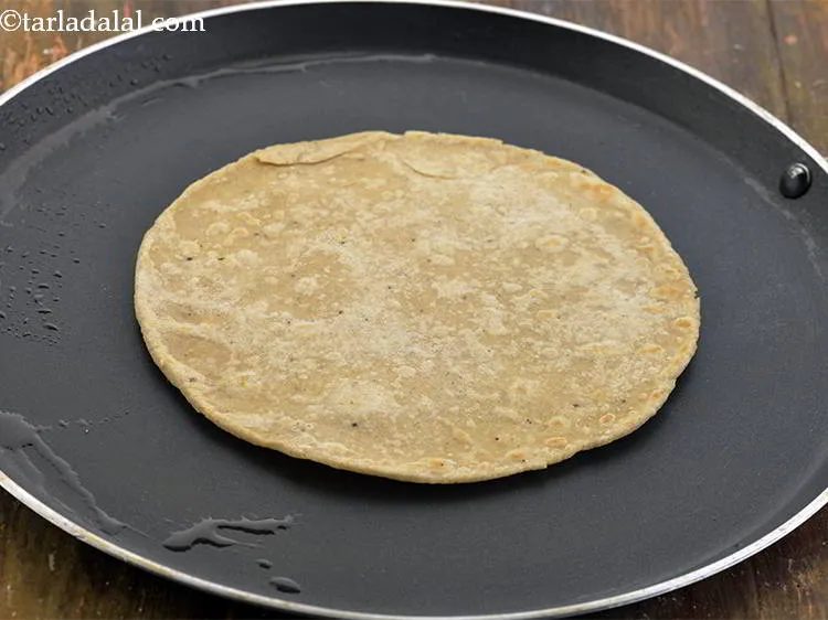 स्टेप 11 – उस पर बेली हुई काली मिर्च कोकी रखें और धीमी …